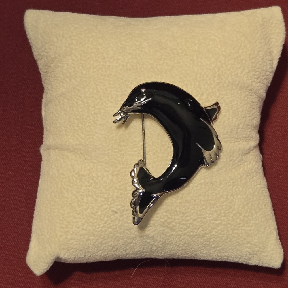 Trafari Seal Brooch